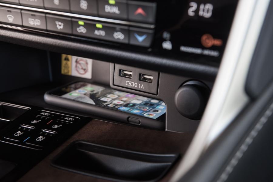 Детали интерьера Lexus RX450h 2019 года  (WW) (фото 87 из 97)